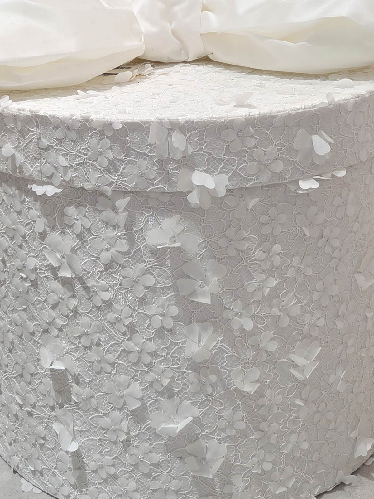 Round baptism Box with lace-COZY