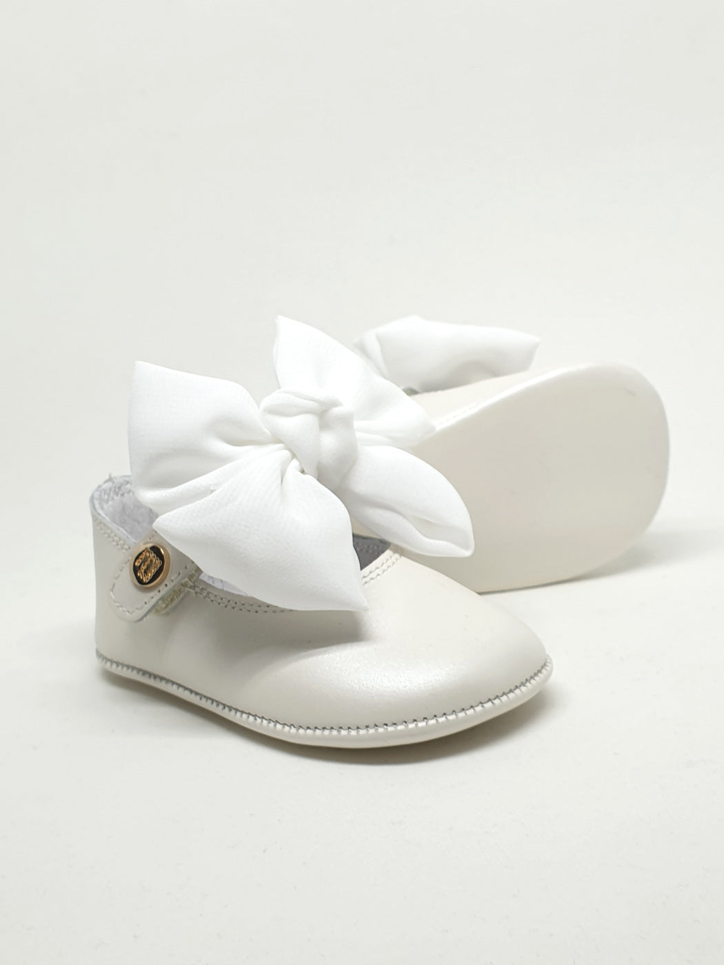 Baby's leather shoes with a bow