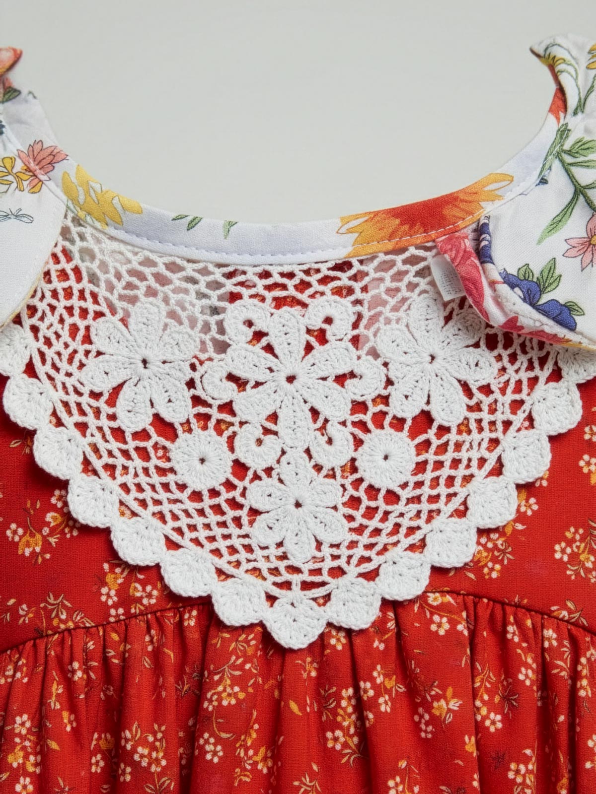 Catimini Βρεφικό φόρεμα με τύπωμα και δαντέλα