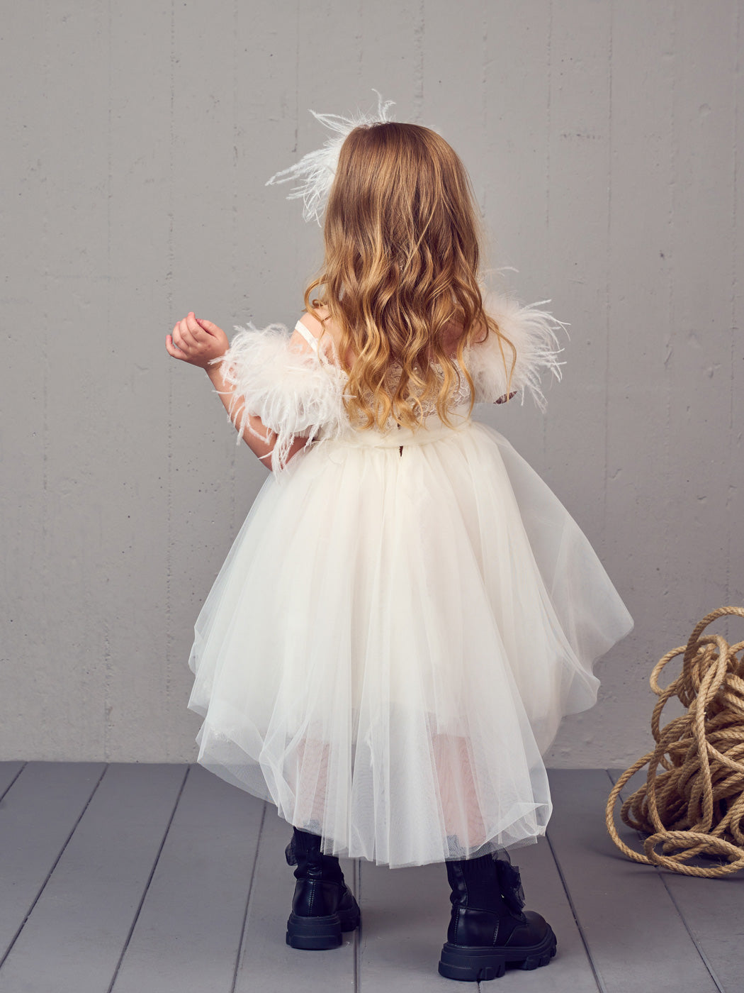 ABITO Φόρεμα με φτερά και δαντέλα